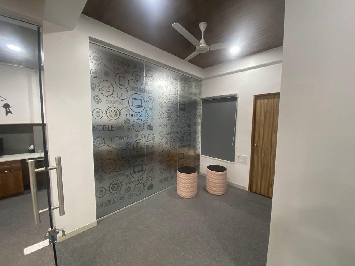 Collaboration corner with a frosted glass wall